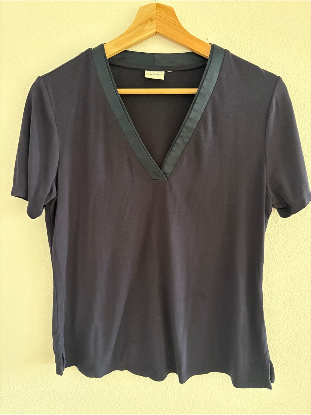 Women's Short Sleeve V-Neck Tee in Dark Navy